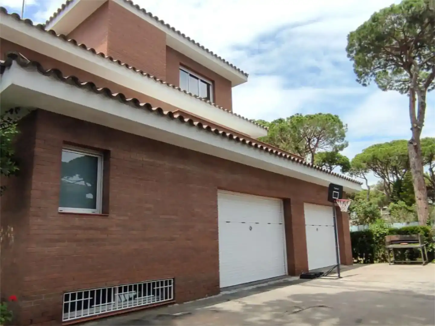 Vista exterior de Casa o xalet en venda en Castelldefels amb Aire condicionat, Piscina i Balcó