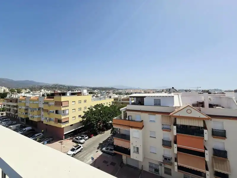 Vista exterior de Àtic de lloguer en Estepona amb Aire condicionat, Terrassa i Piscina