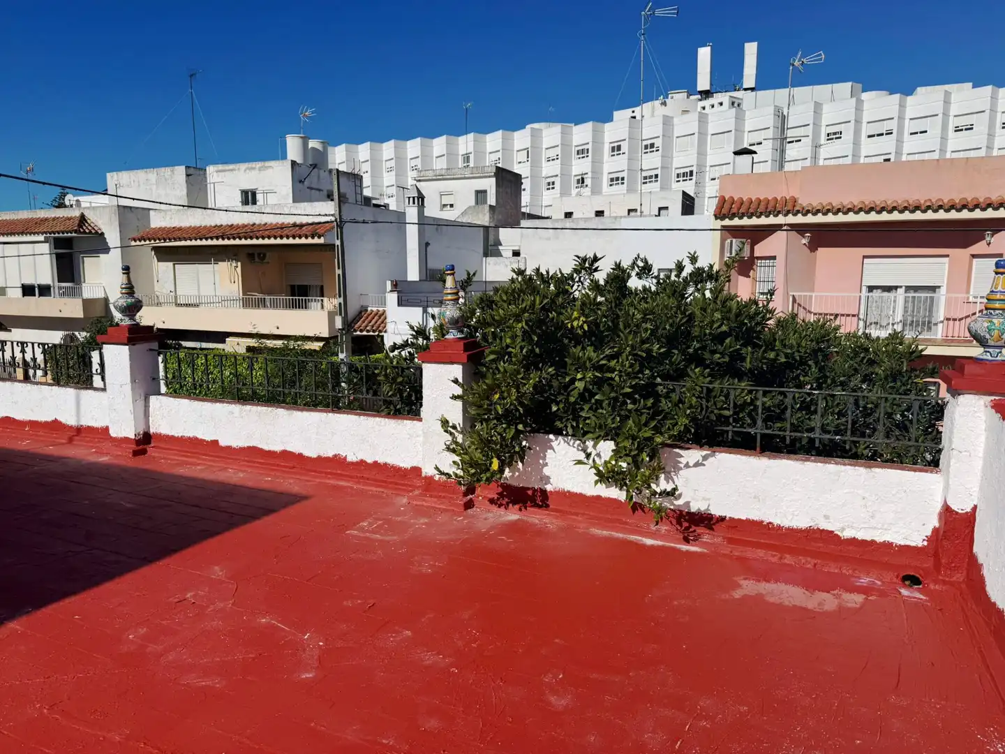 Vista exterior de Casa adosada en venda en El Puerto de Santa María amb Jardí privat i Terrassa