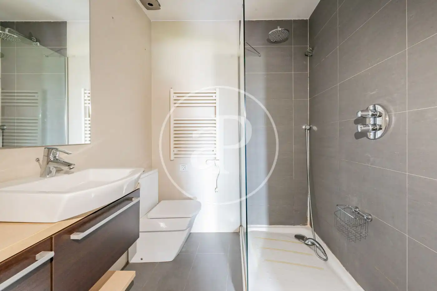 Badezimmer von Wohnung zur Miete in Madrid mit Klimaanlage, Heizung und Abstellraum