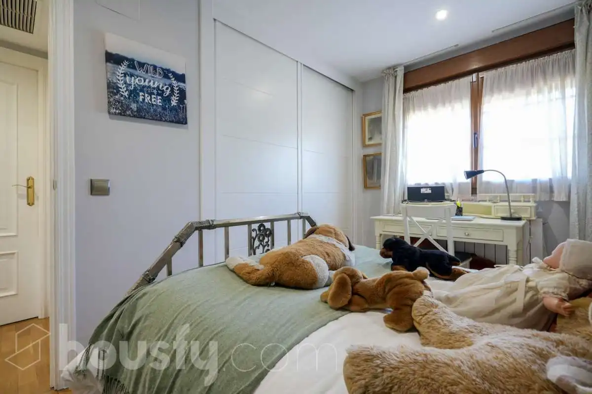 Habitación de Casa adosada en venta en Madrid con Aire acondicionado, Calefacción y Jardín privado