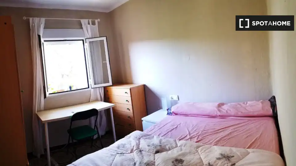 Habitación de Piso para compartir en Sevilla con Aire acondicionado, Calefacción y Amueblado