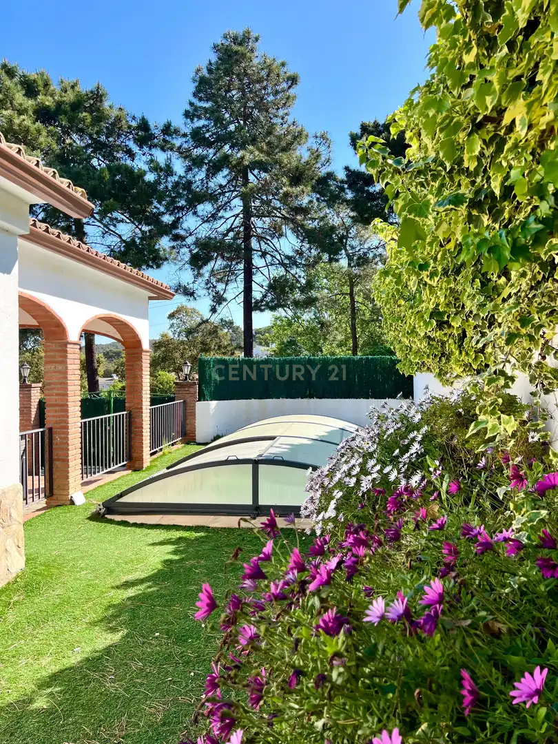 Vista exterior de Casa o xalet en venda en Tordera amb Jardí privat, Piscina i Alarma