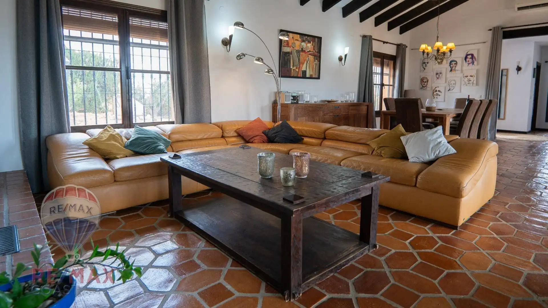 Sala d'estar de Casa o xalet en venda en Alhaurín de la Torre amb Aire condicionat, Jardí privat i Terrassa