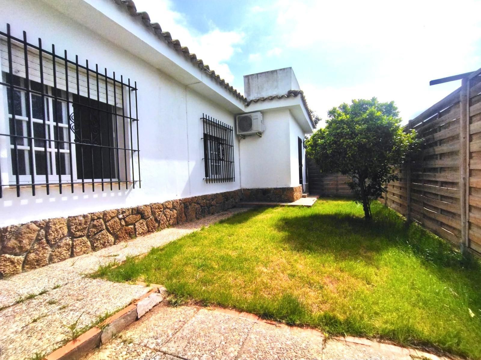 Vista exterior de Casa o xalet en venda en El Puerto de Santa María amb Aire condicionat, Calefacció i Jardí privat