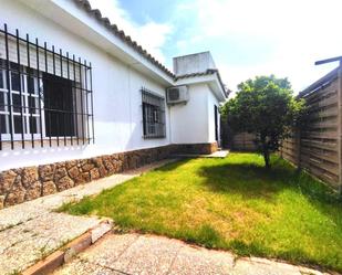 Vista exterior de Casa o xalet en venda en El Puerto de Santa María amb Aire condicionat, Calefacció i Jardí privat