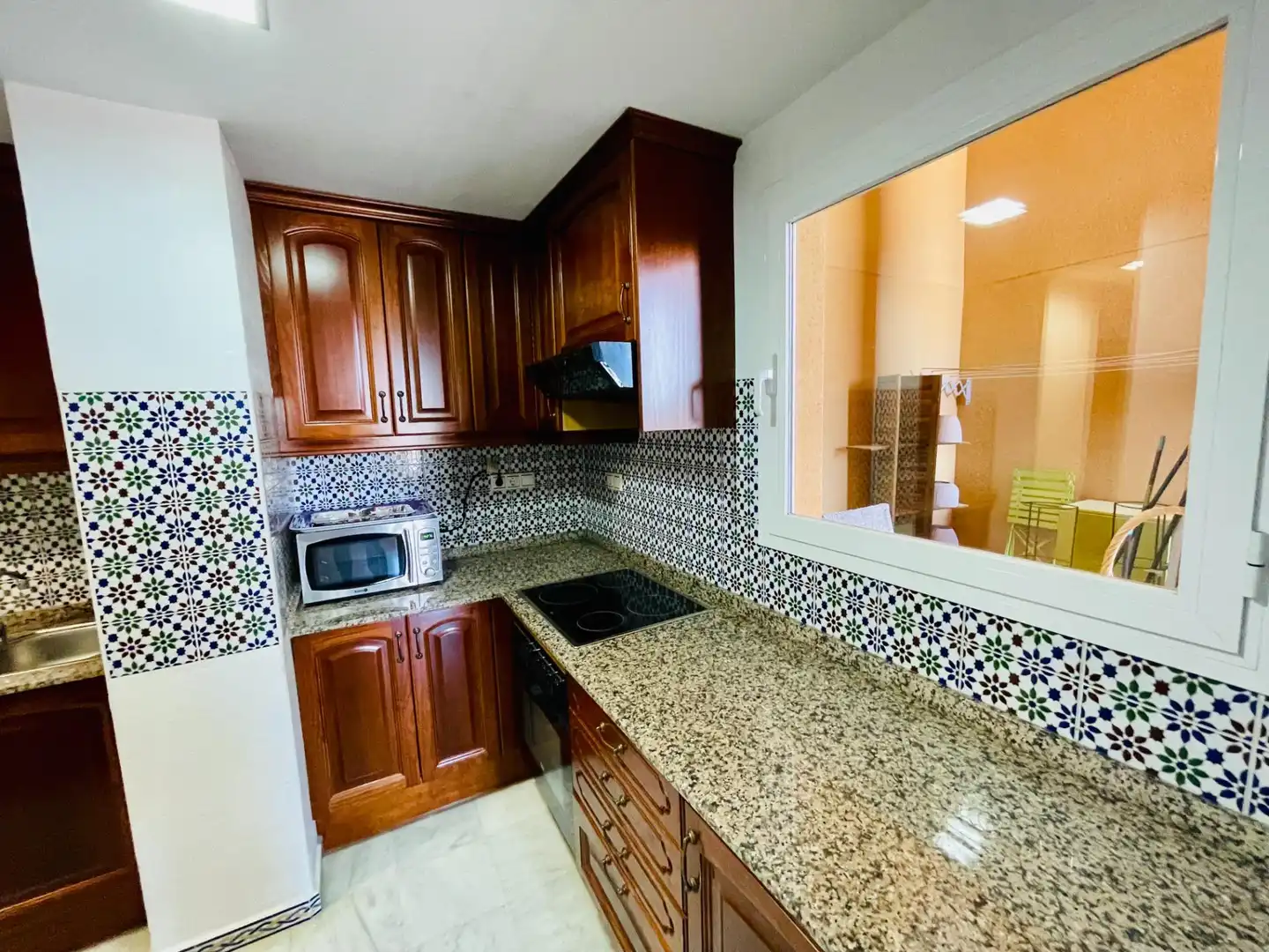 Cuina de Apartament en venda en Torrevieja amb Jardí privat, Terrassa i Moblat