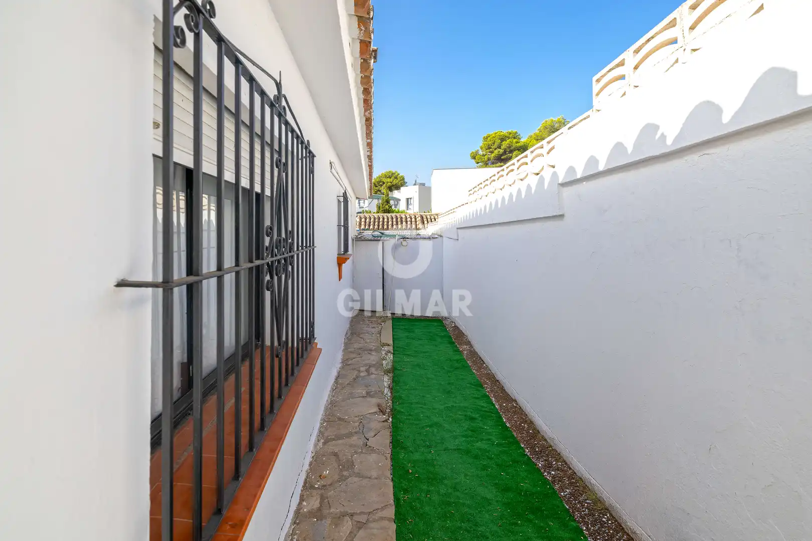 Vista exterior de Casa o xalet en venda en Marbella amb Jardí privat i Piscina