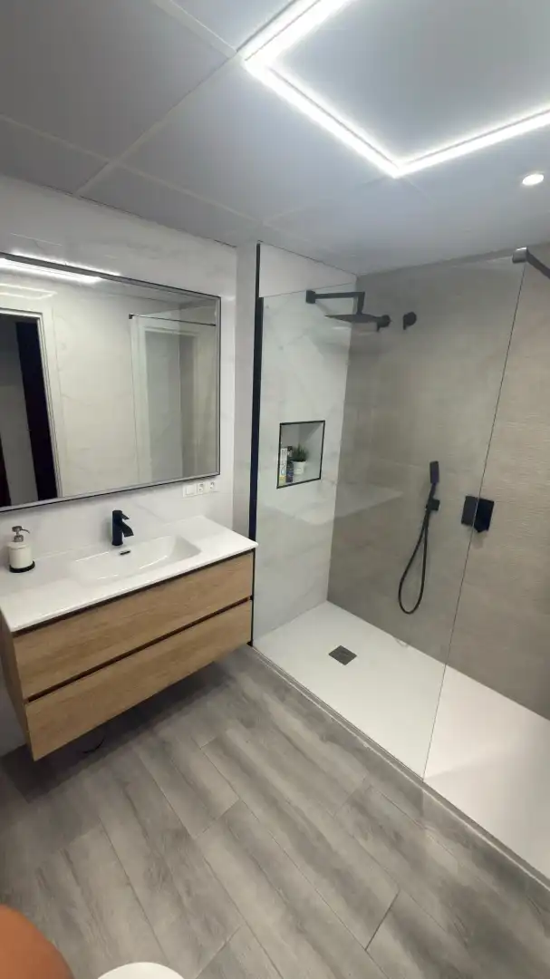 Badezimmer von Wohnung zur Miete in Centro