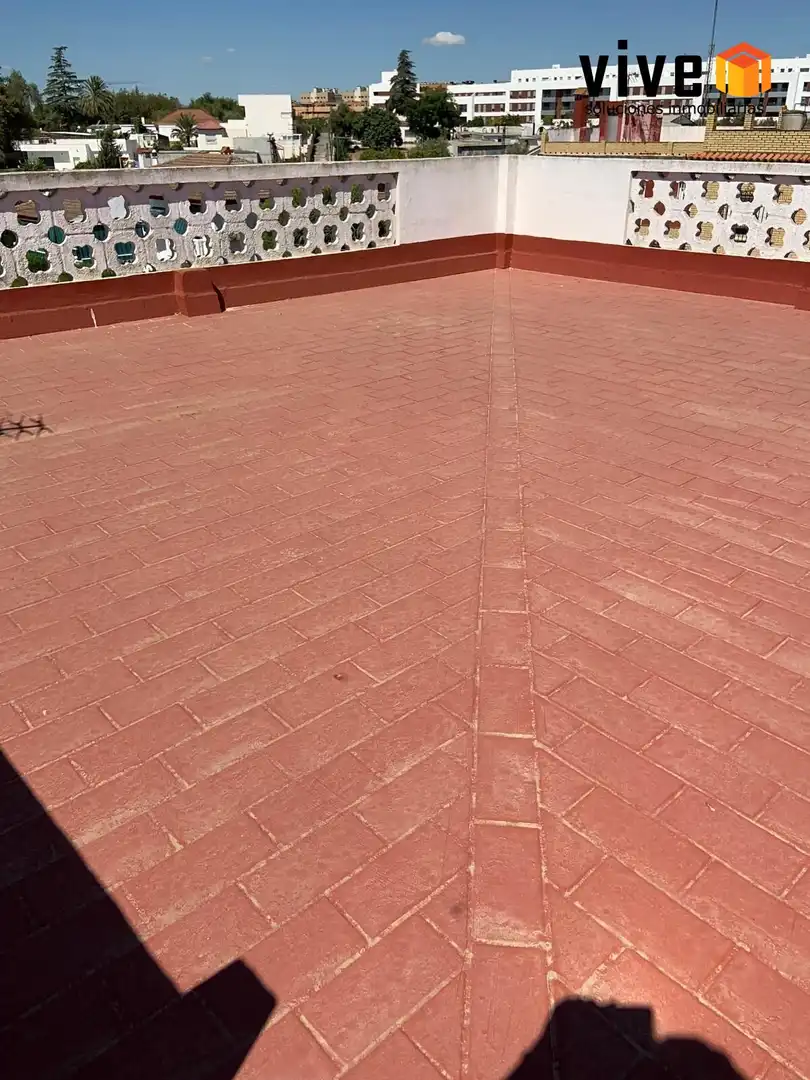 Vista exterior de Casa adosada en venta en Mairena del Aljarafe con Aire acondicionado, Calefacción y Jardín privado