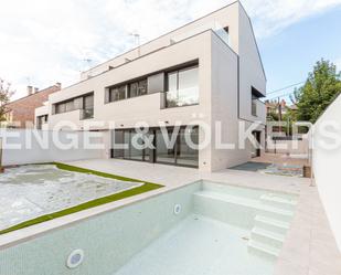 Vista exterior de Casa o xalet de lloguer en Pozuelo de Alarcón amb Aire condicionat, Terrassa i Balcó