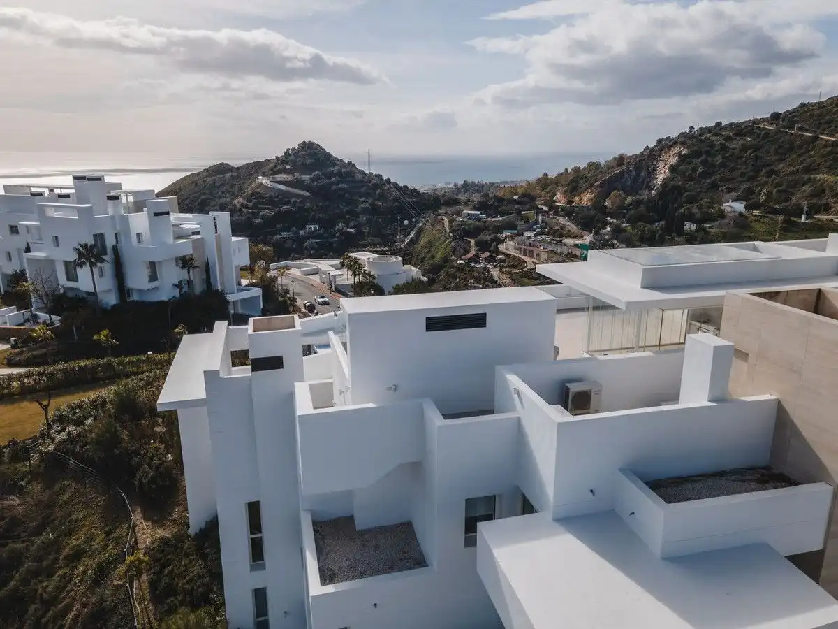 Vista exterior de Dúplex en venta en Marbella con Terraza y Piscina comunitaria