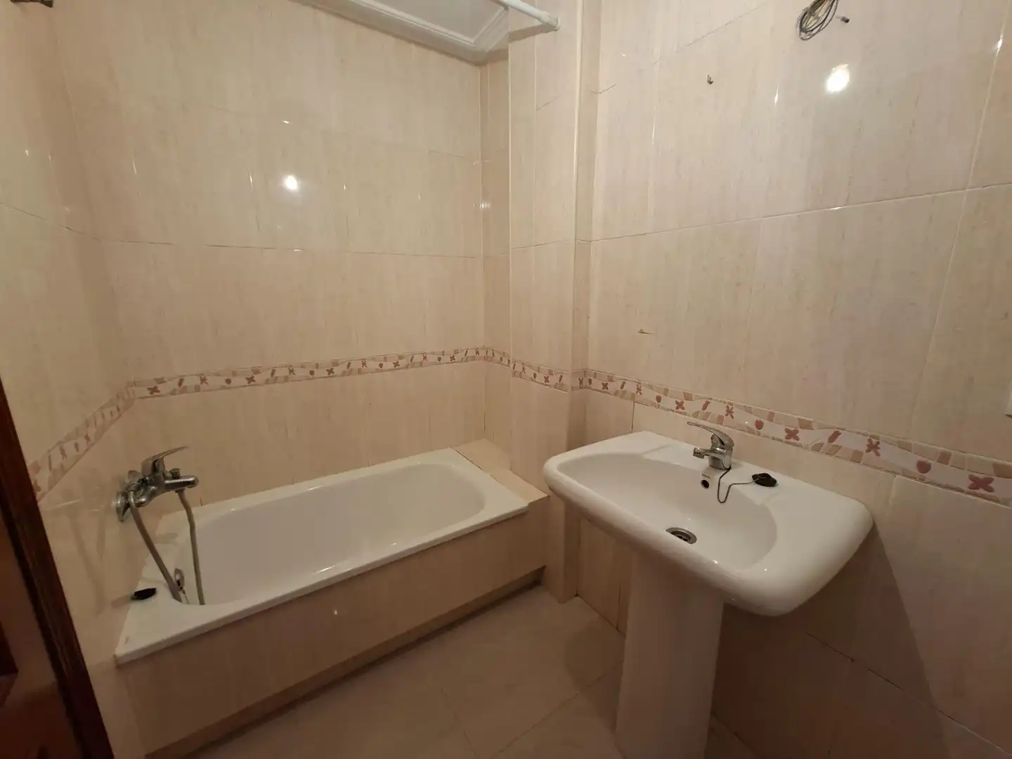 Badezimmer von Wohnungen zum Verkauf in Vilagarcía de Arousa mit Parkett