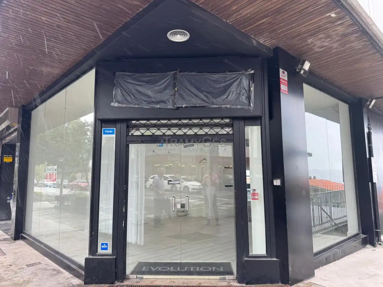 Local comercial en alquiler en CAMELIAS