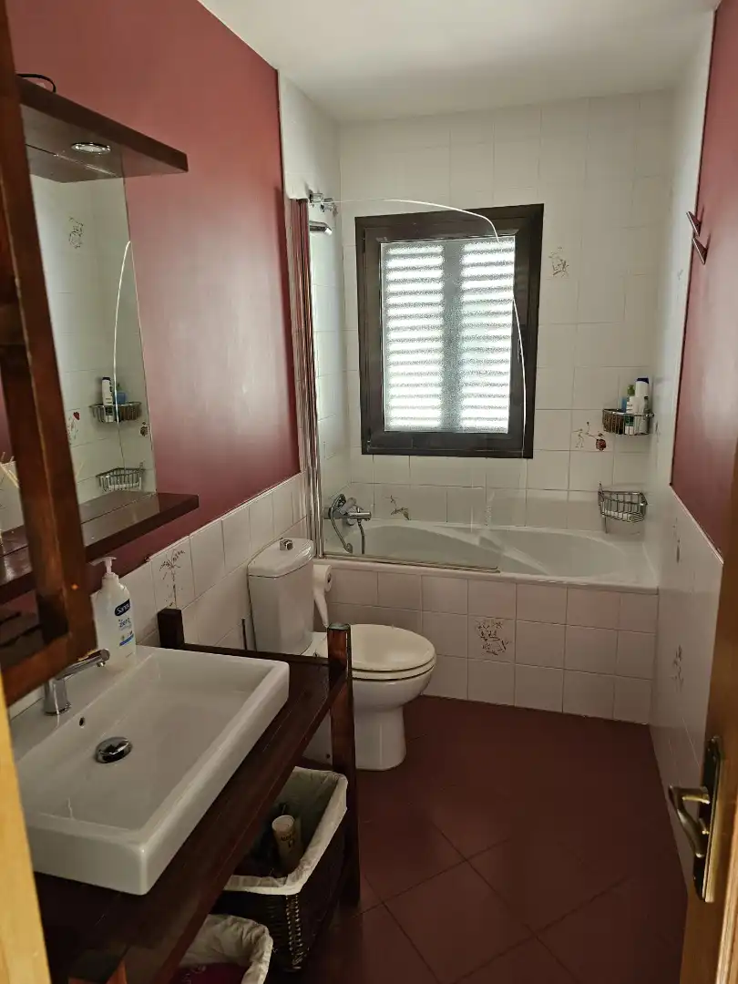 Badezimmer von Einfamilien-Reihenhaus zur Miete in Telde mit Klimaanlage, Heizung und Terrasse