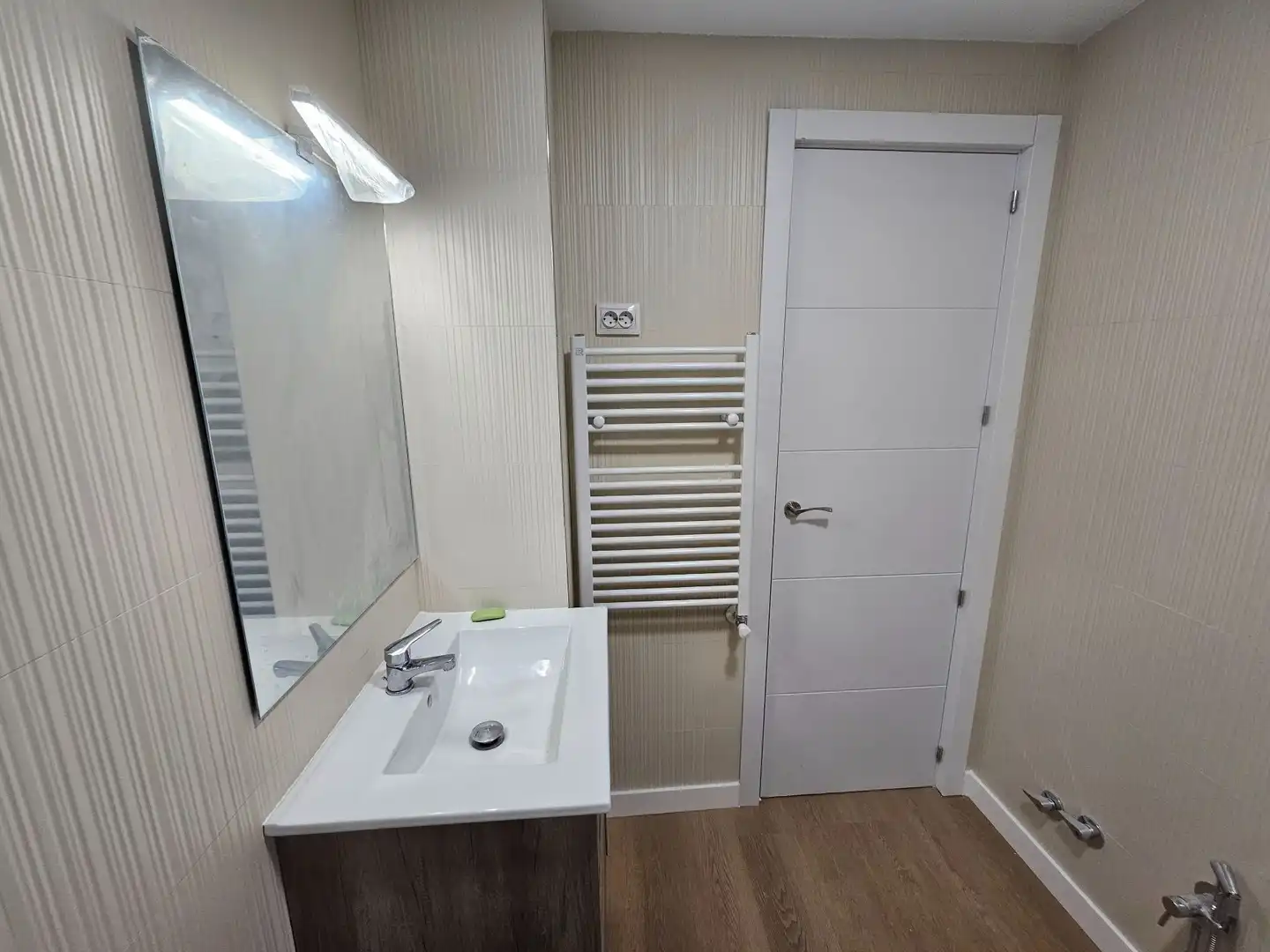 Baño de Piso de alquiler en Madrid con Aire acondicionado y Calefacción