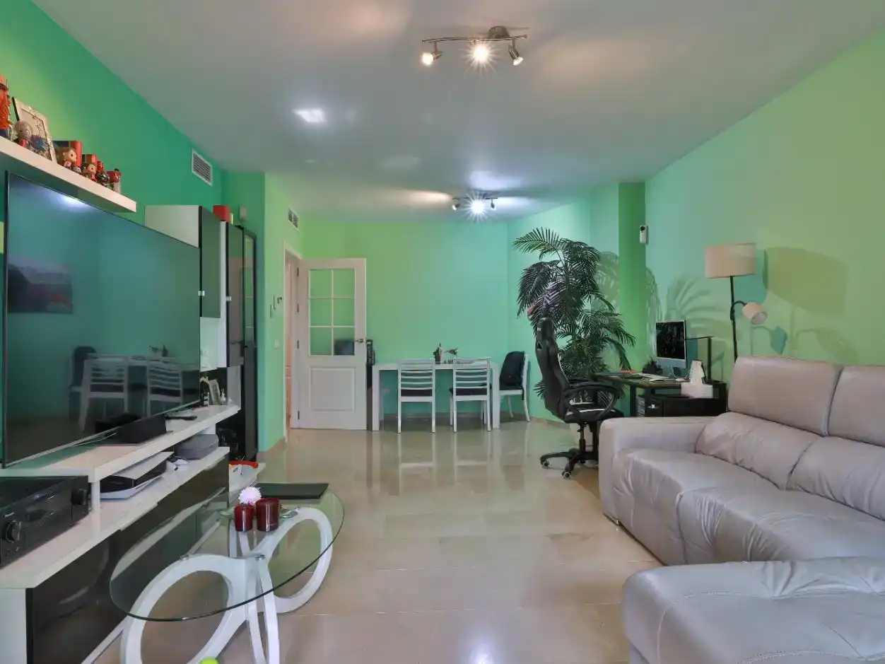 Sala d'estar de Pis en venda en Marbella amb Aire condicionat i Piscina