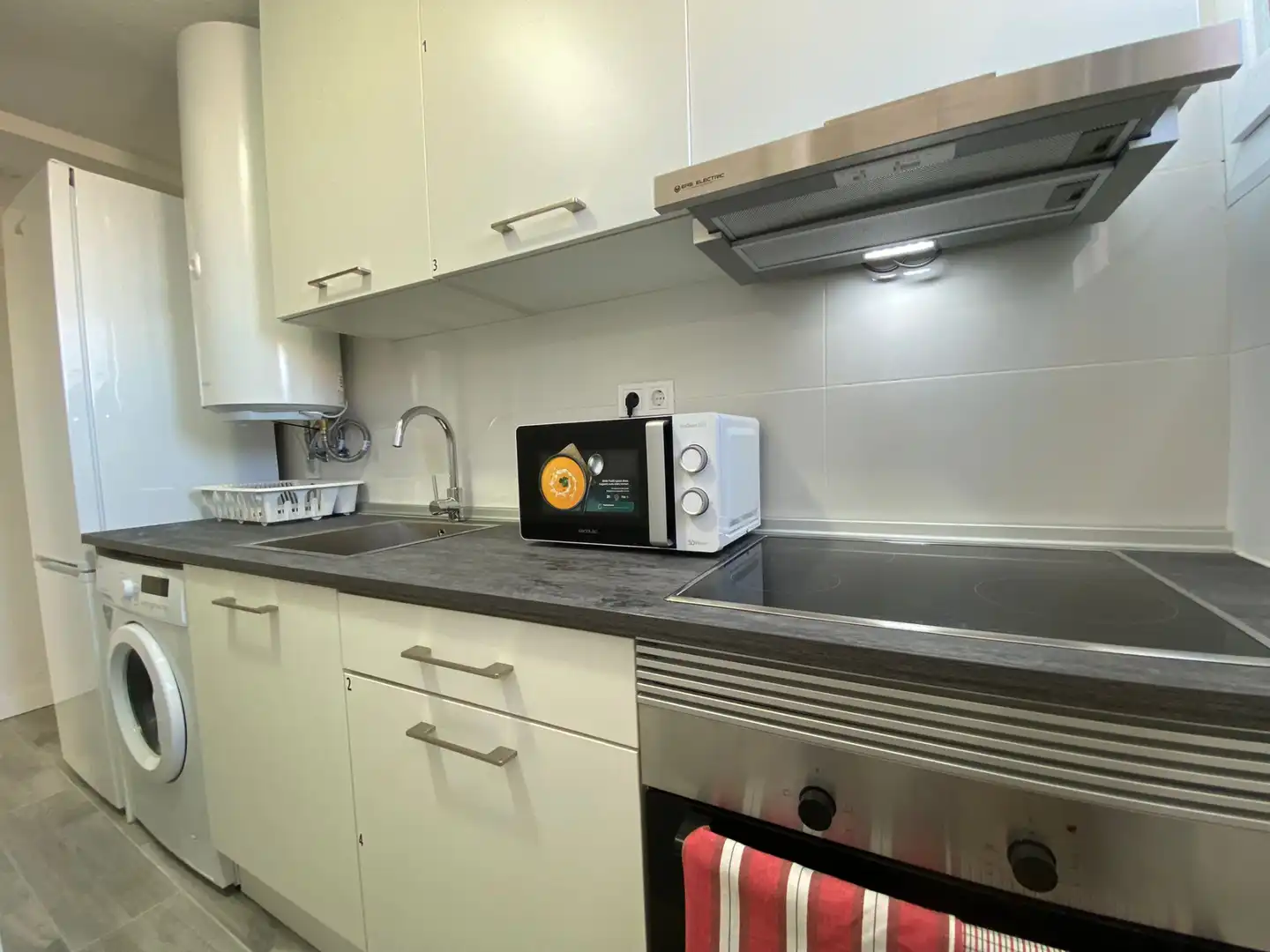 Cocina de Piso de alquiler en Madrid con Calefacción, Amueblado y Horno