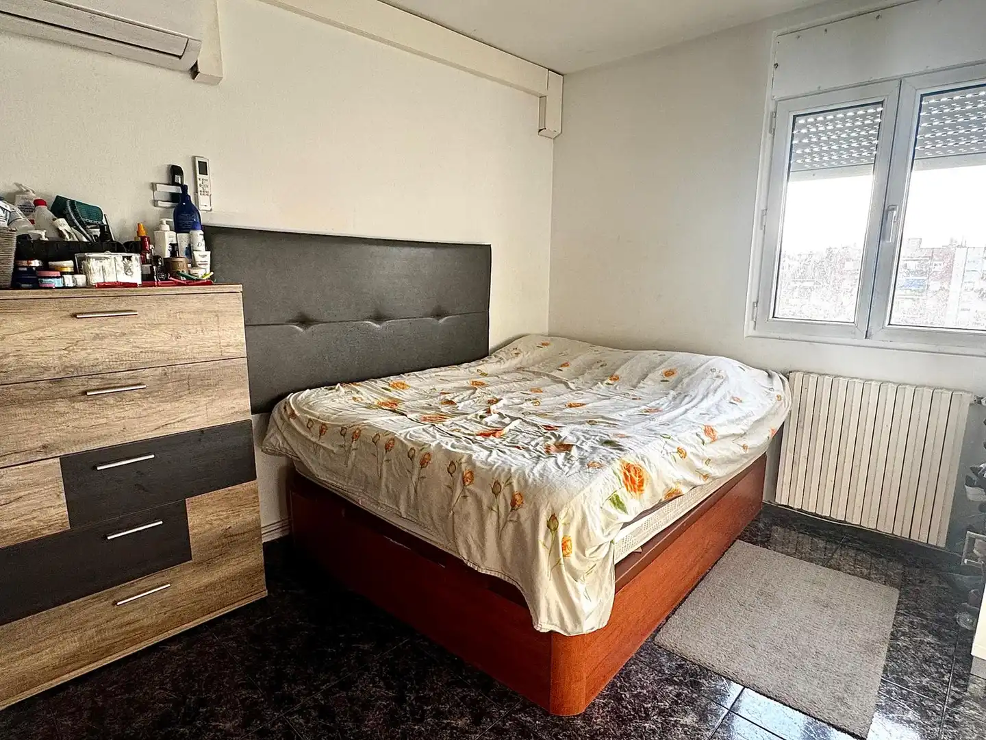 Dormitori de Pis en venda en Girona amb Aire condicionat, Calefacció i Moblat