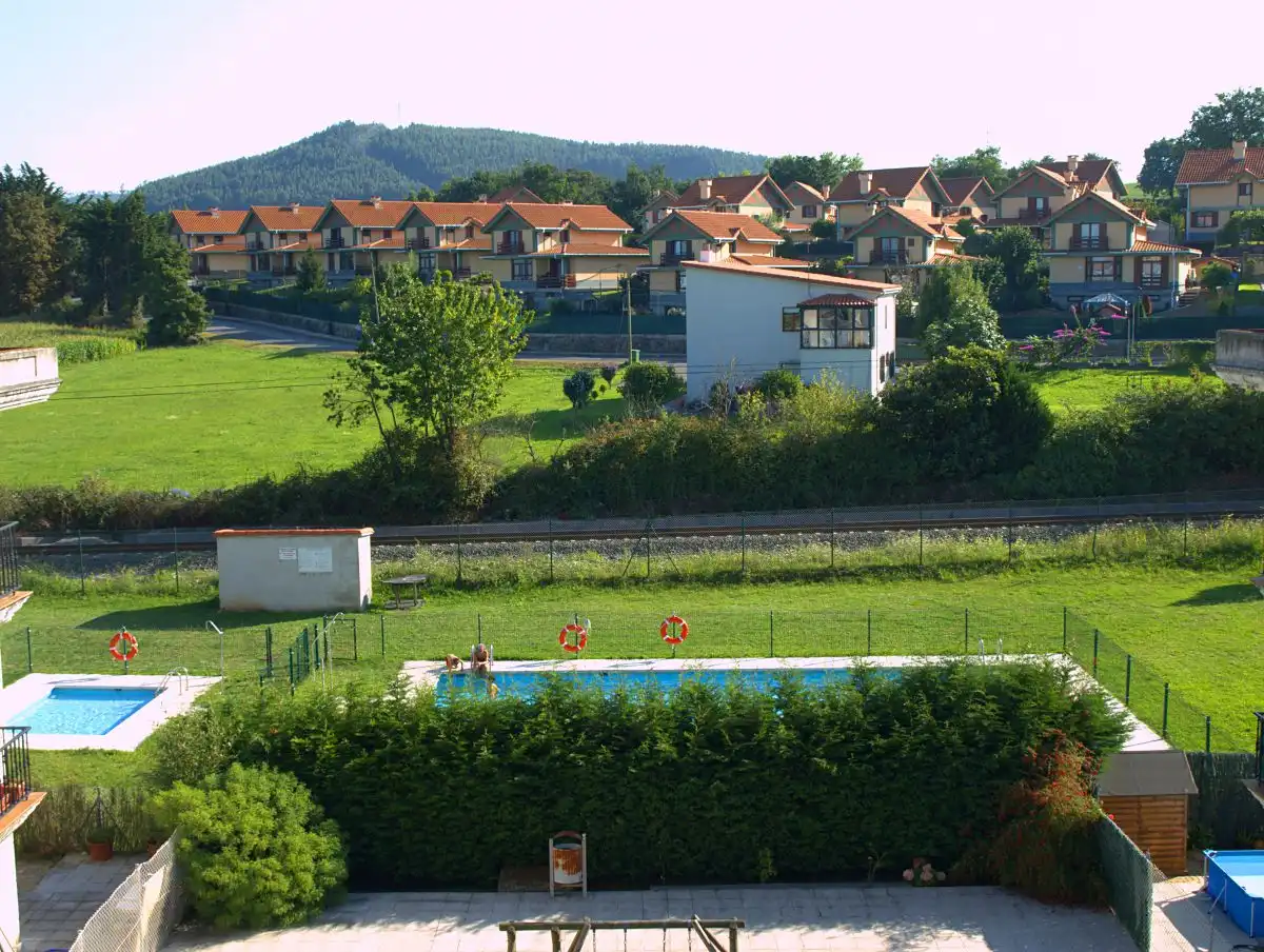 Piscina de Casa o xalet en venda en Bárcena de Cicero amb Terrassa, Moblat i Balcó