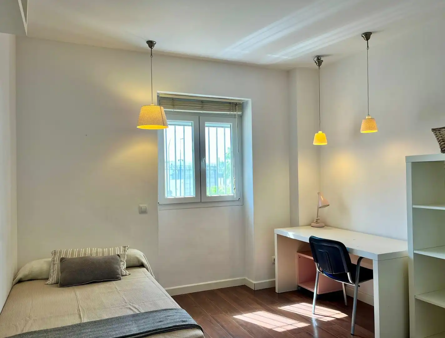 Bedroom of Flat for sale in Sevilla  with Air Conditioner, Terrace and Balcony