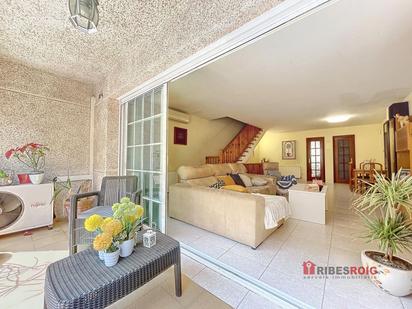 Sala d'estar de Casa adosada en venda en Sant Pere de Ribes amb Aire condicionat i Terrassa