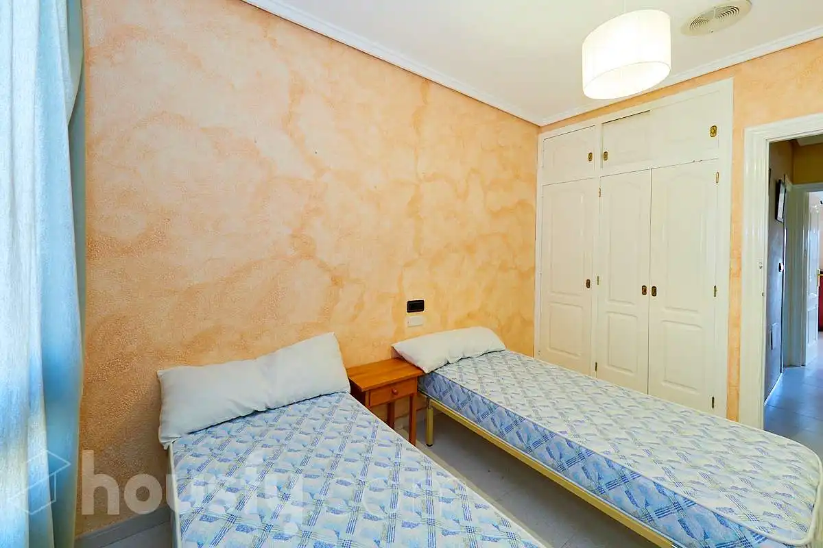 Dormitori de Casa adosada de lloguer en Torrevieja amb Aire condicionat, Terrassa i Traster