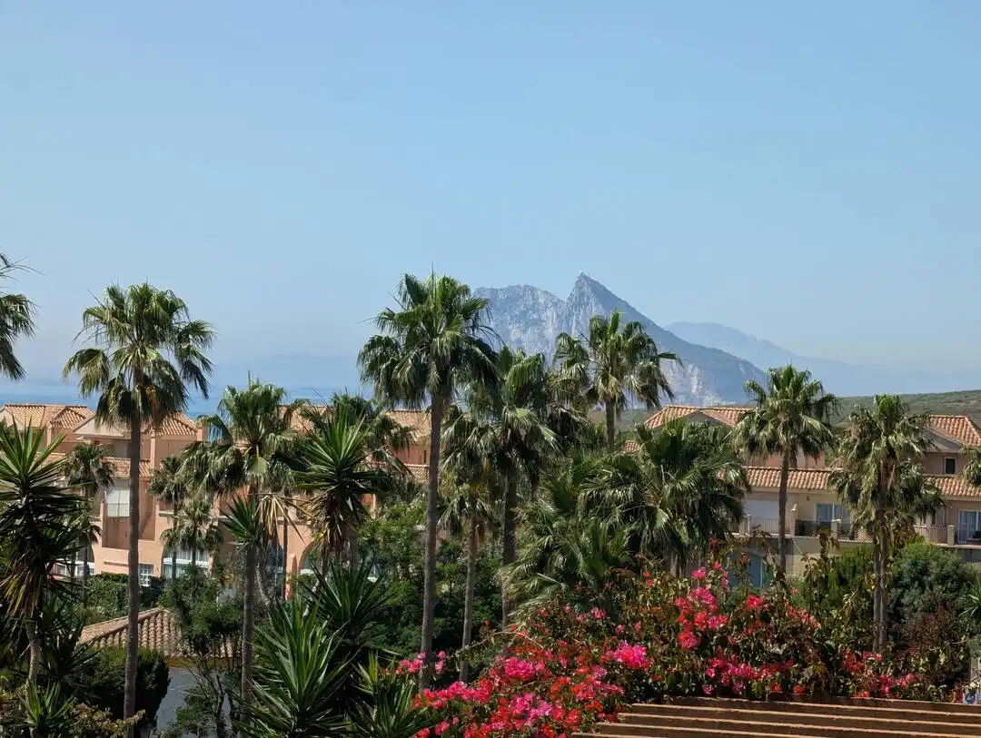 Vista exterior de Casa o chalet en venta en La Alcaidesa con Aire acondicionado, Calefacción y Jardín privado