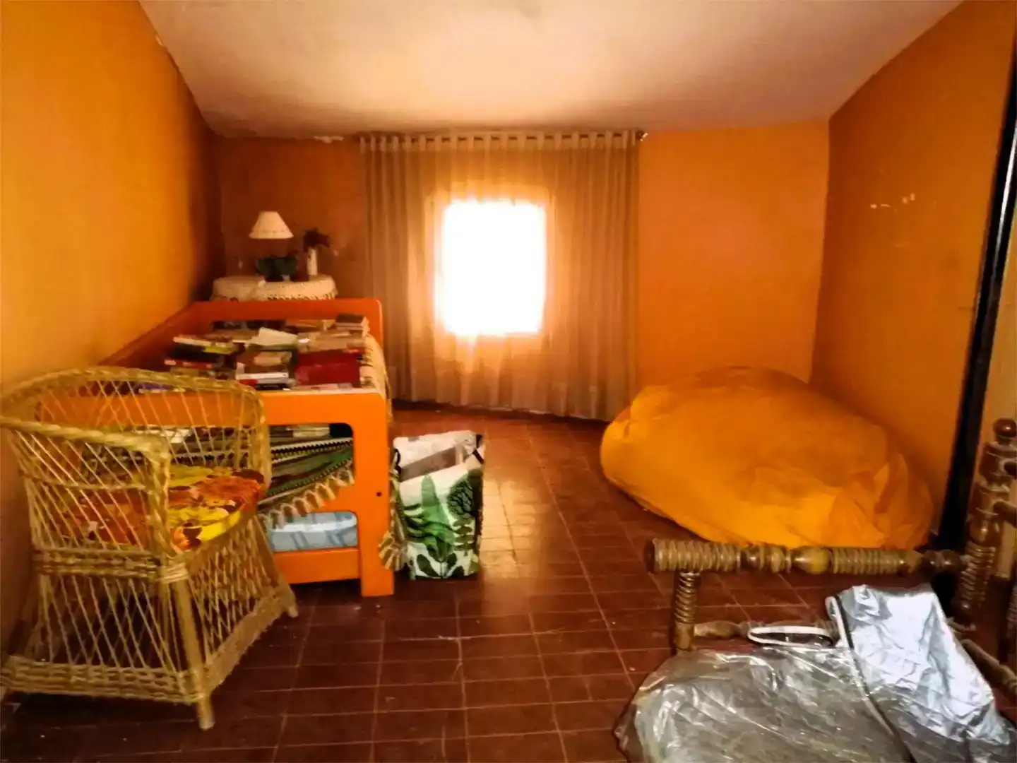 Dormitori de Finca rústica en venda en Hueva amb Jardí privat, Traster i Moblat