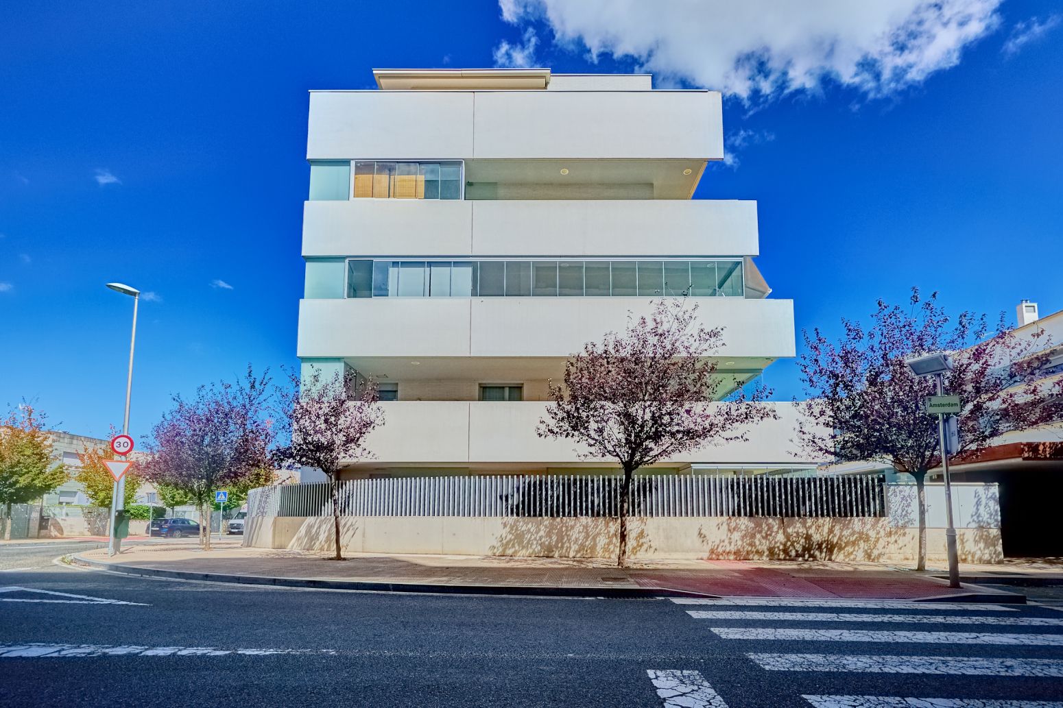 Vista exterior de Pis en venda en Burlada / Burlata amb Calefacció, Jardí privat i Terrassa