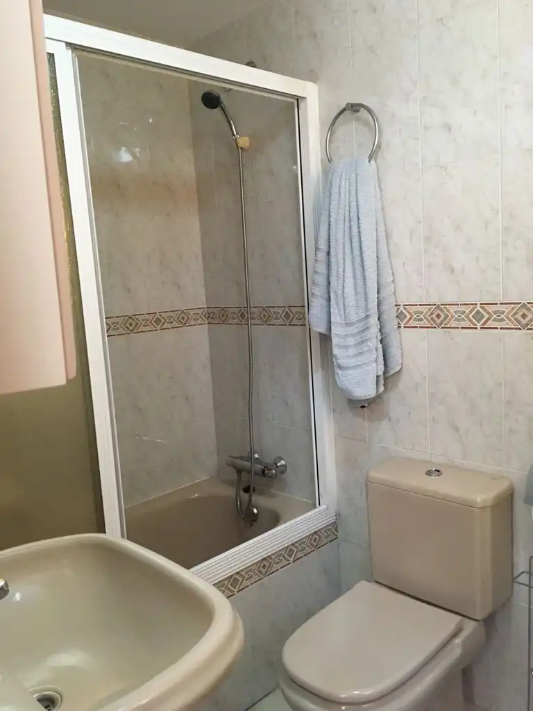 Baño de Apartamento en venta en Guardamar del Segura con Aire acondicionado, Amueblado y Lavadora