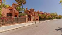 Vista exterior de Casa o xalet en venda en Motril amb Aire condicionat, Terrassa i Piscina