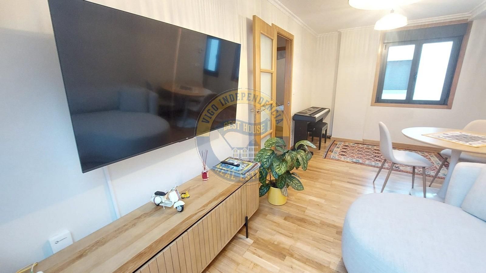 Sala d'estar de Àtic en venda en Vigo  amb Calefacció, Parquet i Terrassa