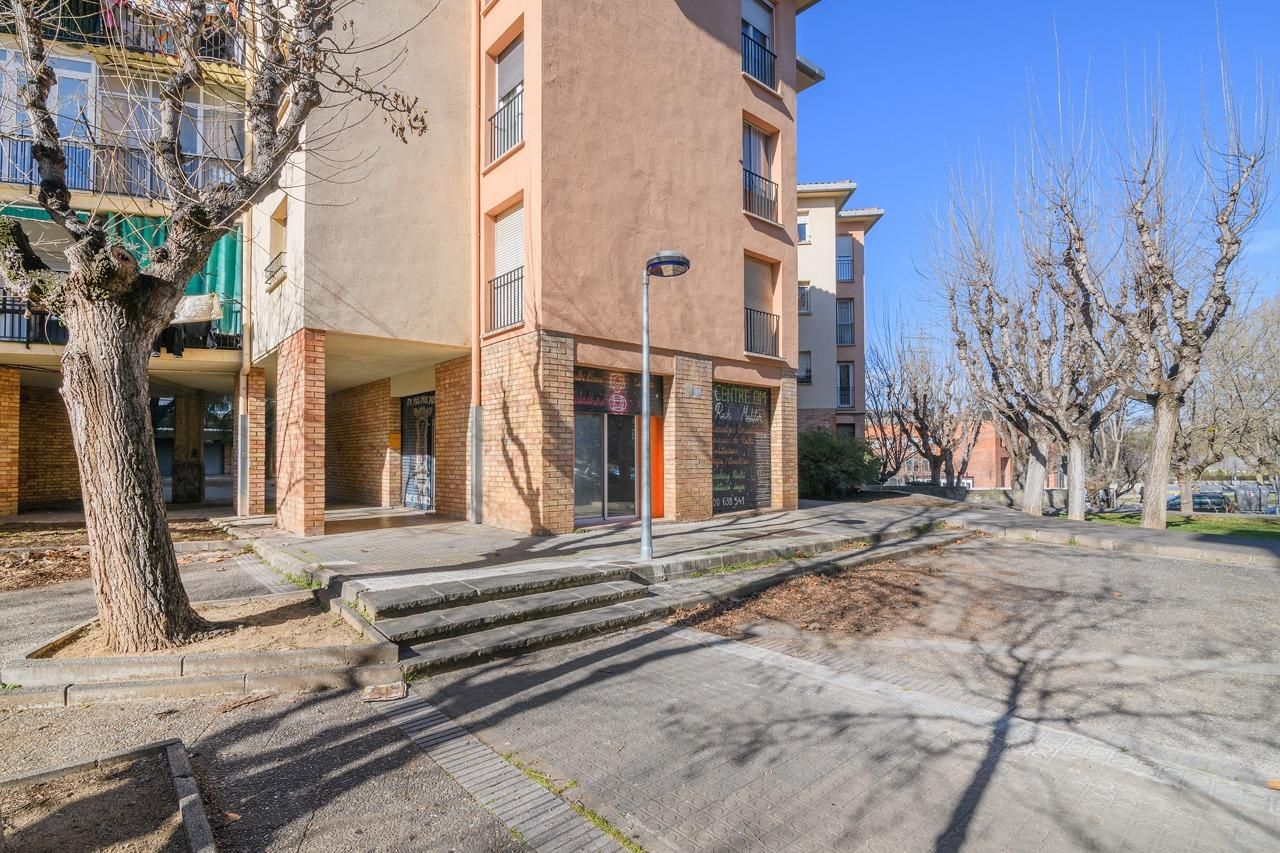 Vista exterior de Local en venda en Manresa