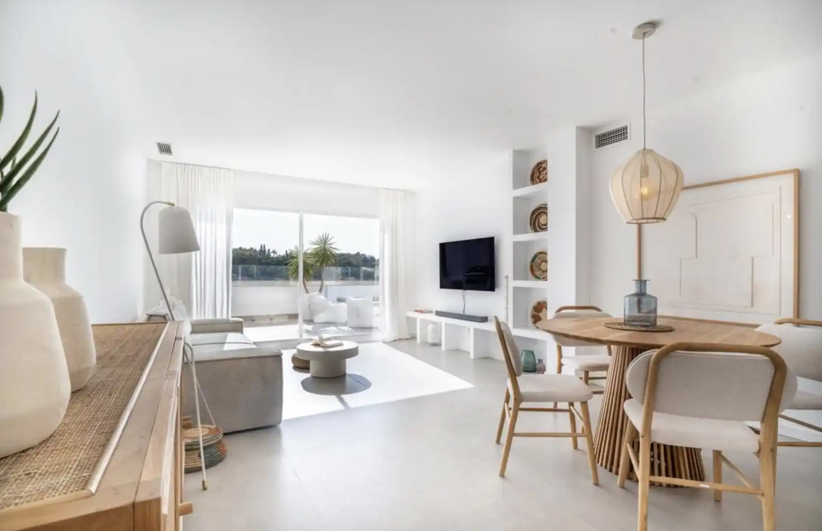 Wohnzimmer von Wohnungen zum Verkauf in Benahavís mit Klimaanlage, Terrasse und Schwimmbad