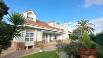 Vista exterior de Casa o xalet en venda en Santa Cruz de Bezana amb Terrassa i Piscina