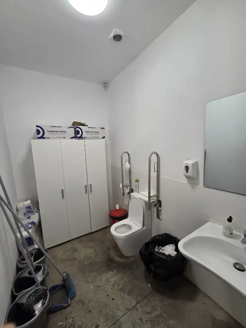 Badezimmer von Fabrikhallen zur Miete in Rubí
