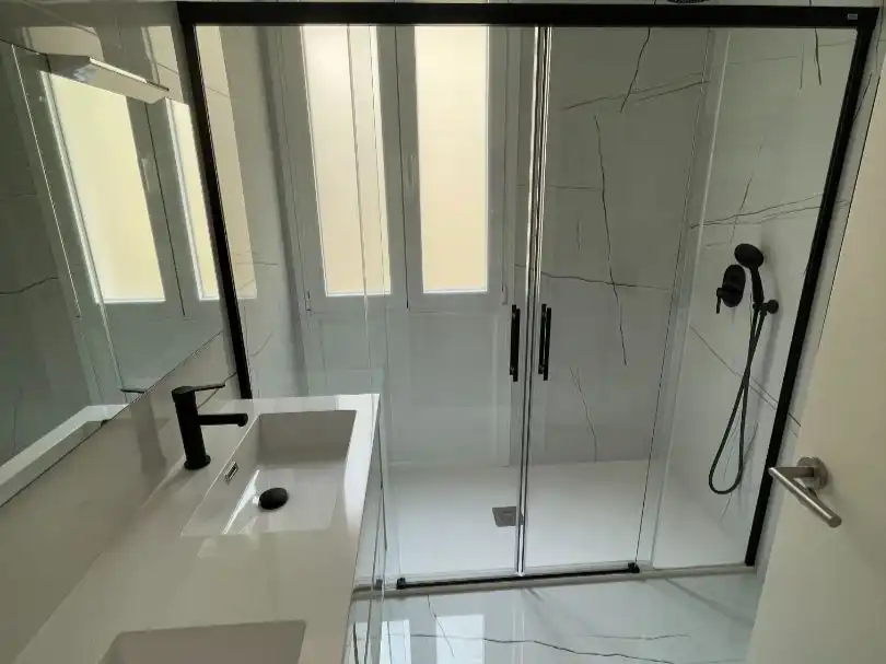 Badezimmer von Wohnung zur Miete in  Madrid Capital mit Klimaanlage, Terrasse und Balkon
