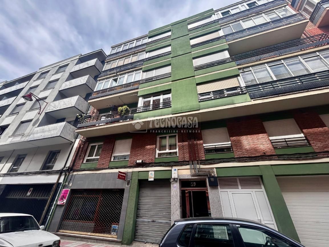 Vista exterior de Pis en venda en León Capital  amb Calefacció, Parquet i Terrassa