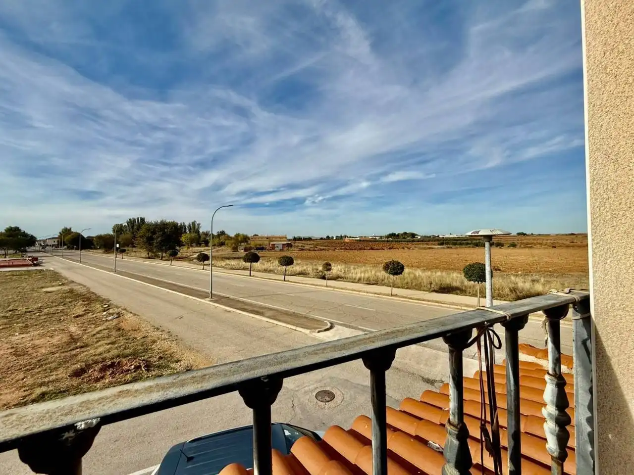 Vista exterior de Casa adosada en venta en Miguel Esteban con Alarma y Piscina comunitaria