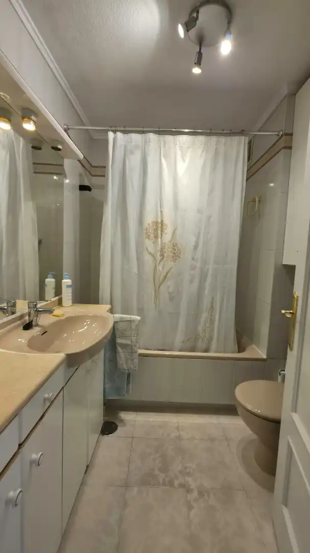 Bathroom of Flat for sale in Parla  with Air Conditioner, Heating and Terrace