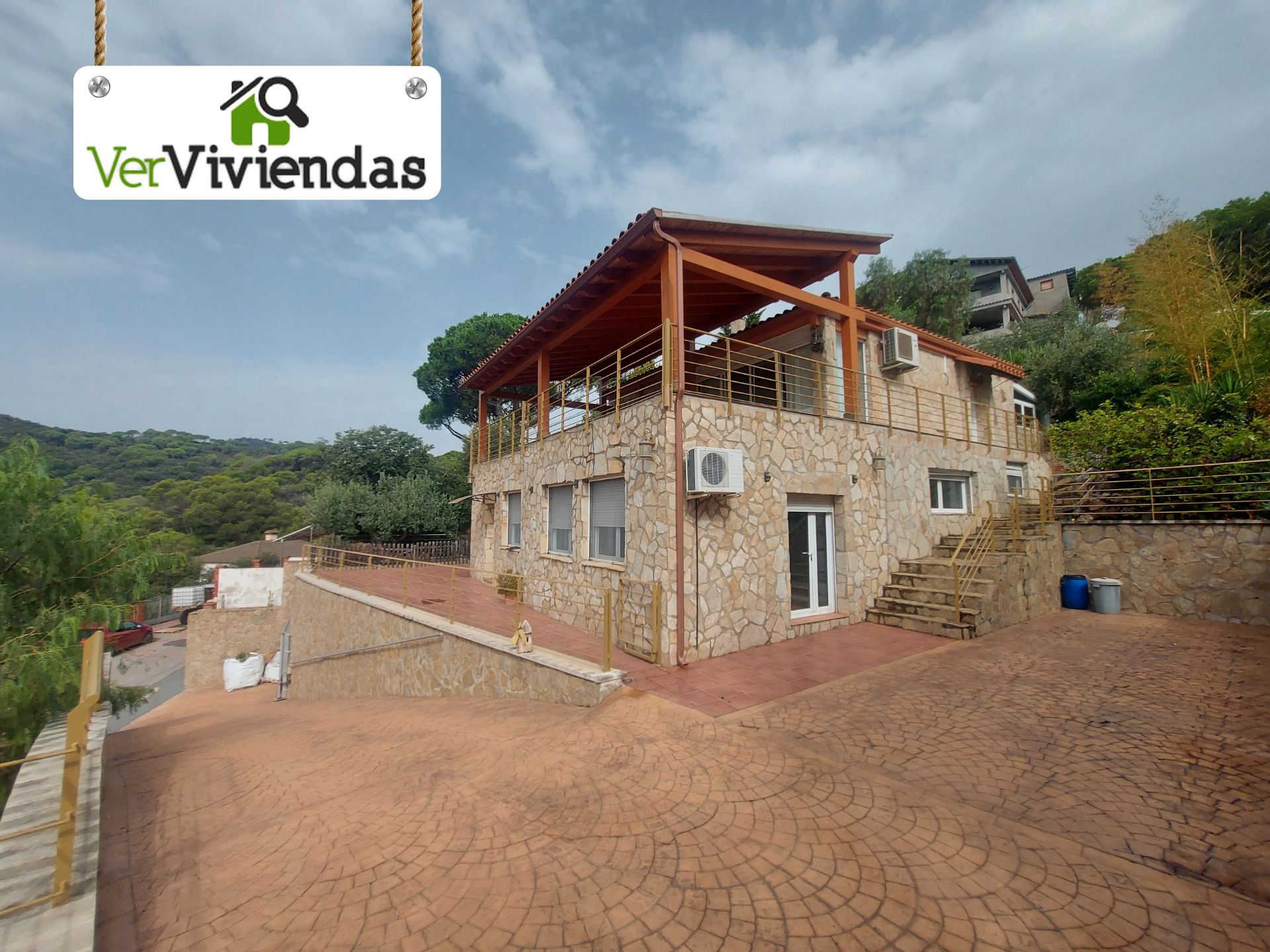 Vista exterior de Casa o xalet en venda en Castellví de Rosanes amb Aire condicionat, Calefacció i Jardí privat