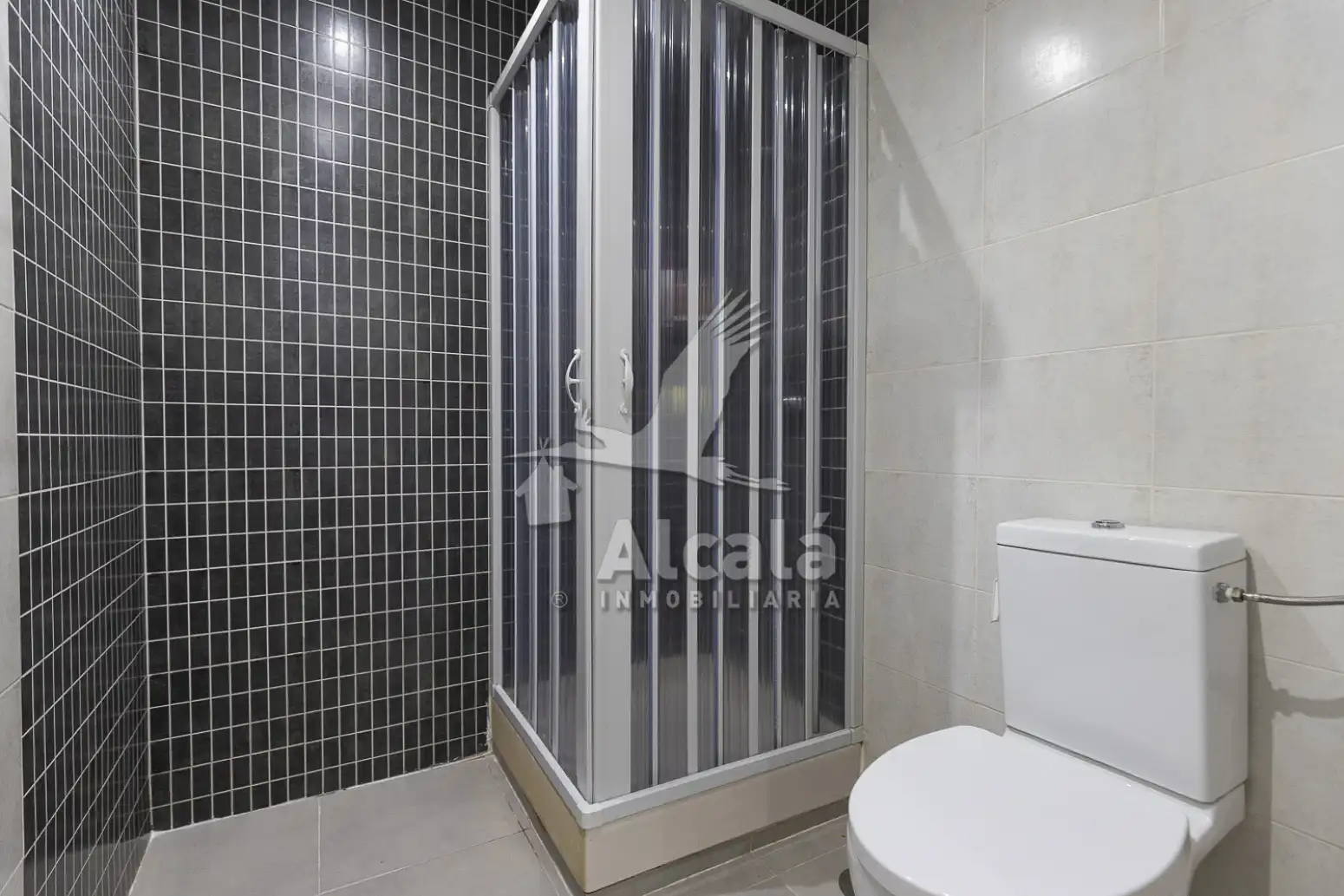 Bathroom of Flat for sale in Loeches  with Air Conditioner, Heating and Private garden