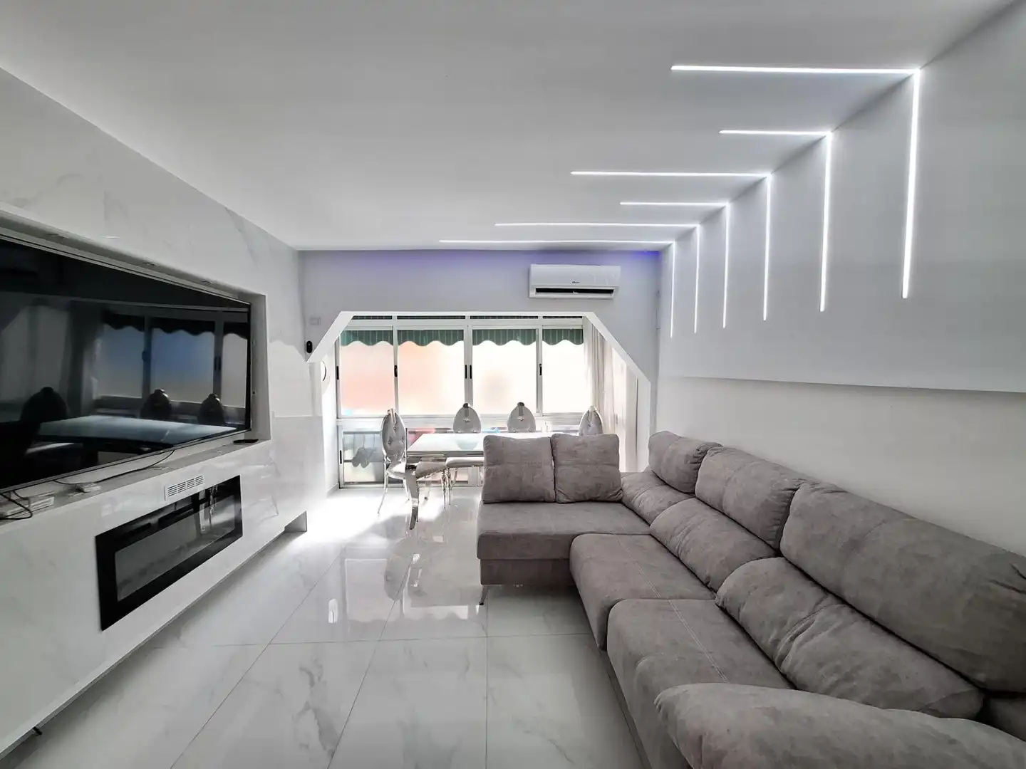 Sala de estar de Piso en venta en Marbella con Aire acondicionado y Piscina comunitaria