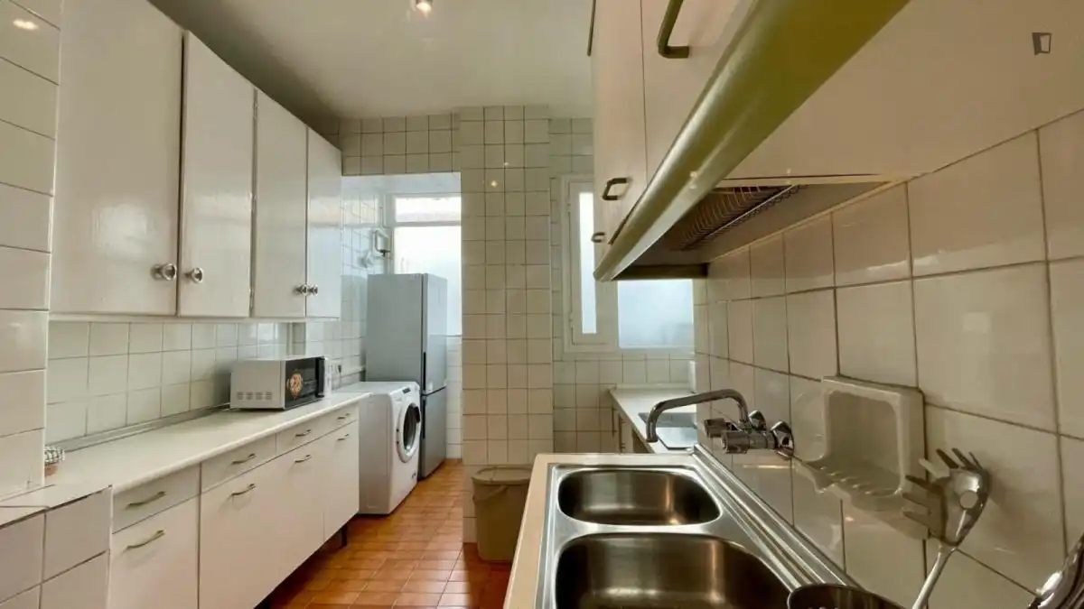 Küche von Wohnungen zur untervermieten in Madrid mit Möbliert, Ofen und Waschmaschine