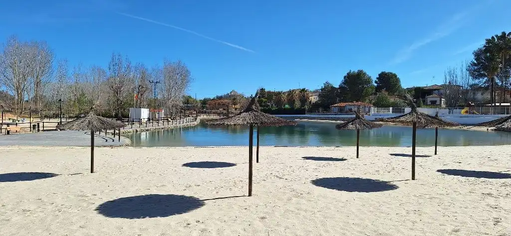 Vista exterior de Casa o xalet en venda en Navarrés amb Jardí privat, Terrassa i Piscina