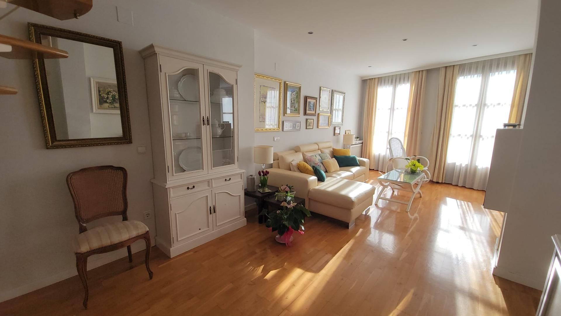 Sala d'estar de Dúplex en venda en L'Hospitalet de Llobregat amb Aire condicionat, Calefacció i Terrassa