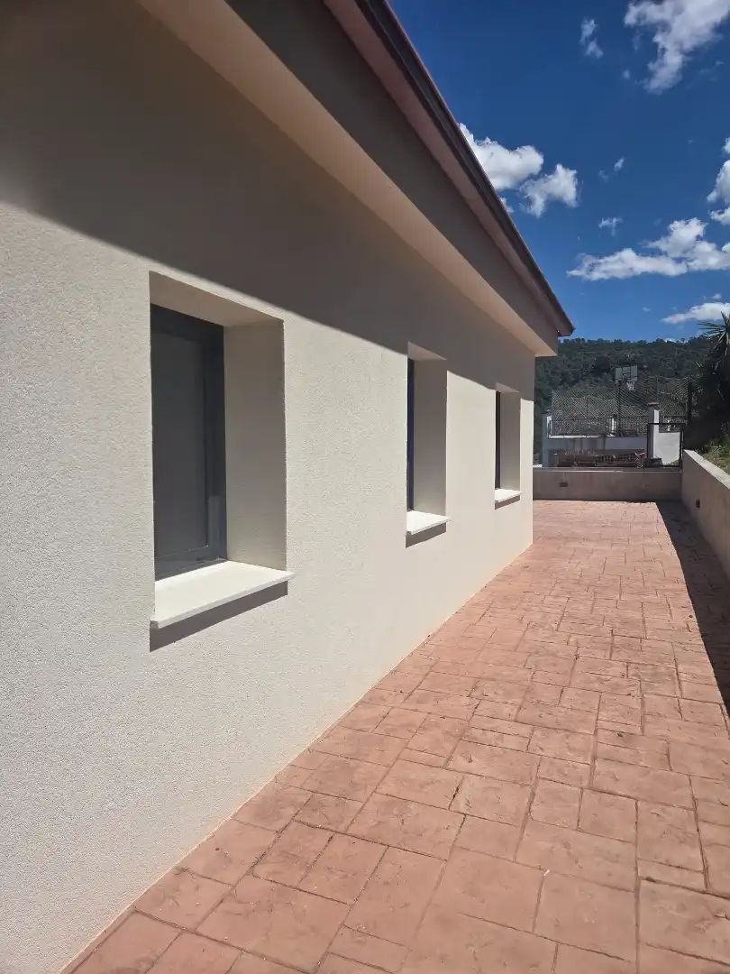 Vista exterior de Casa o xalet en venda en Torrelles de Llobregat amb Aire condicionat, Calefacció i Jardí privat