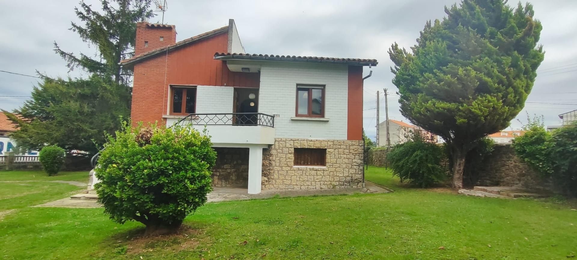 Vista exterior de Casa o xalet en venda en Polanco amb Jardí privat, Traster i Balcó