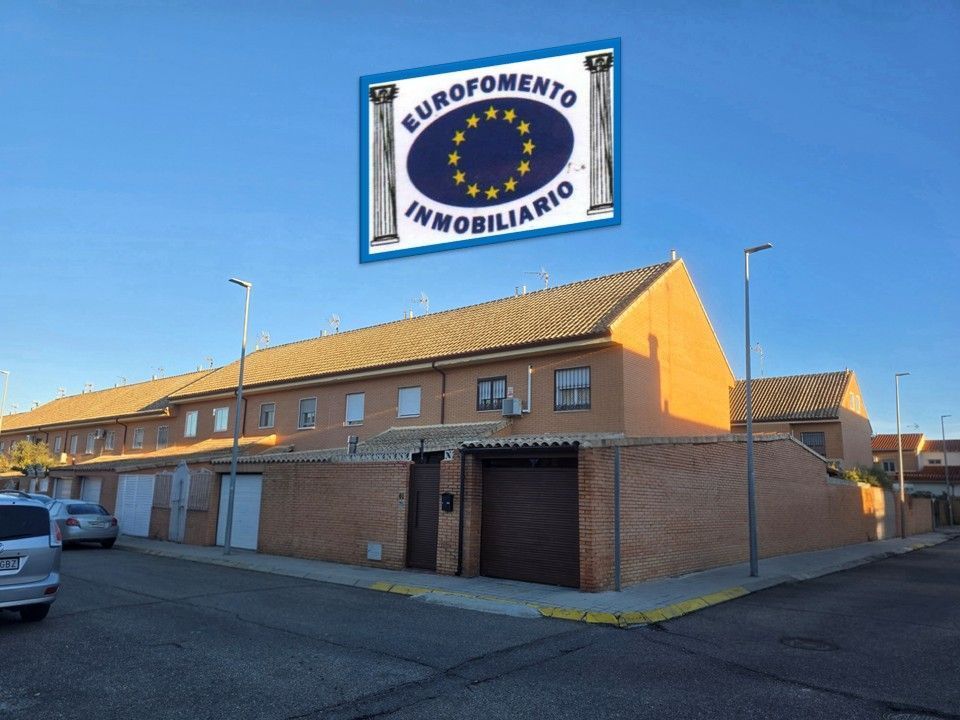 Vista exterior de Casa o chalet en venta en Yuncos con Calefacción y Piscina